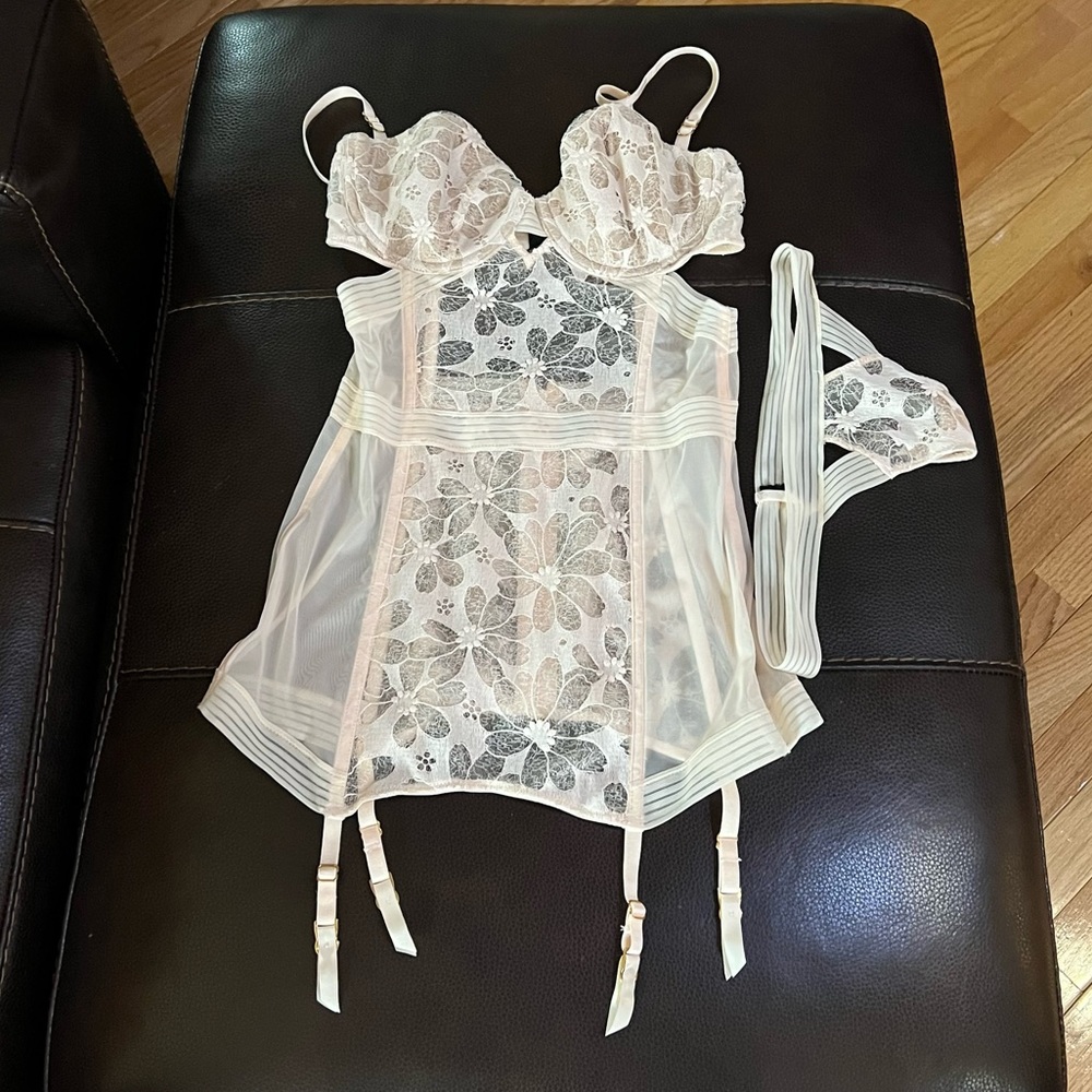 Victoria's Secret bustier/ lingerie size 34C